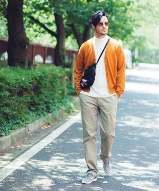 orange Strickjacke, weißes T-Shirt mit einem Rundhalsausschnitt, hellbeige Chinohose, graue Segeltuch niedrige Sneakers für Herren