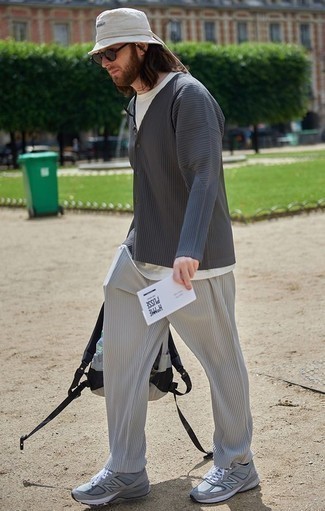 Welche Strickjacken mit dunkelgrauer Chinohose zu tragen – 183 Herren Outfits: Tragen Sie eine Strickjacke und eine dunkelgraue Chinohose für einen bequemen Alltags-Look. Fühlen Sie sich ideenreich? Ergänzen Sie Ihr Outfit mit grauen Sportschuhen.