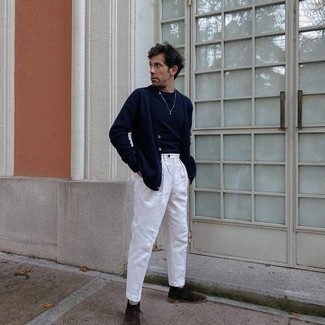 Blaue Strickjacke kombinieren – 192 Casual Herren Outfits: Kombinieren Sie eine blaue Strickjacke mit einer weißen Chinohose für ein großartiges Wochenend-Outfit. Dieses Outfit passt hervorragend zusammen mit dunkelbraunen Chukka-Stiefeln aus Wildleder.