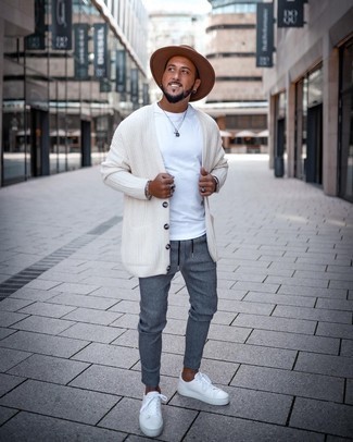 Braunen Hut kombinieren – 468 Herren Outfits: Vereinigen Sie eine weiße Strickjacke mit einem braunen Hut für einen entspannten Wochenend-Look. Fühlen Sie sich mutig? Wählen Sie weißen Segeltuch niedrige Sneakers.