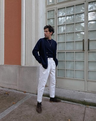 Dunkelblaue Strickjacke kombinieren – 500+ Herren Outfits: Kombinieren Sie eine dunkelblaue Strickjacke mit einer weißen Chinohose für ein sonntägliches Mittagessen mit Freunden. Komplettieren Sie Ihr Outfit mit dunkelbraunen Chukka-Stiefeln aus Wildleder.