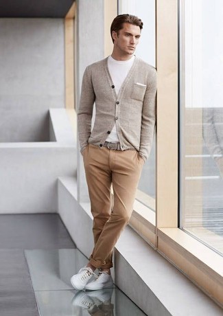 Grauen Gürtel kombinieren – 109 Herren Outfits: Für ein bequemes Couch-Outfit, kombinieren Sie eine graue Strickjacke mit einem grauen Gürtel. Wählen Sie weißen niedrige Sneakers, um Ihr Modebewusstsein zu zeigen.