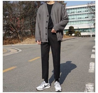 Graue Strickjacke kombinieren – 500+ Herren Outfits: Vereinigen Sie eine graue Strickjacke mit einer schwarzen Chinohose für ein bequemes Outfit, das außerdem gut zusammen passt. Machen Sie diese Aufmachung leger mit grauen Sportschuhen.