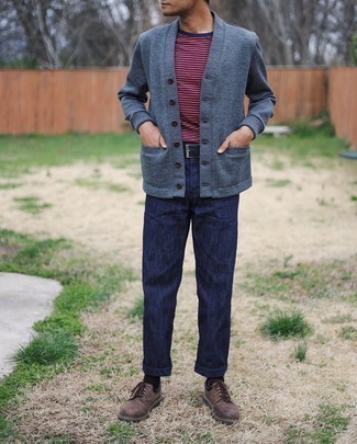 Gürtel kombinieren – 500+ Herren Outfits: Vereinigen Sie eine dunkelblaue Strickjacke mit einem Gürtel für einen entspannten Wochenend-Look. Komplettieren Sie Ihr Outfit mit dunkelbraunen Leder Derby Schuhen, um Ihr Modebewusstsein zu zeigen.