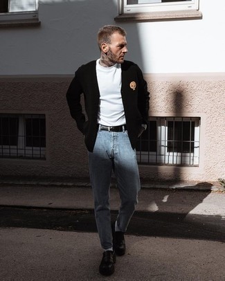 Business Schuhe kombinieren – 500+ Herren Outfits: Kombinieren Sie eine schwarze bestickte Strickjacke mit hellblauen Jeans für einen bequemen Alltags-Look. Fühlen Sie sich mutig? Ergänzen Sie Ihr Outfit mit Business Schuhen.