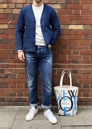 30 Jährige: Blaue Strickjacke kombinieren – 117 Casual Herren Outfits: Vereinigen Sie eine blaue Strickjacke mit blauen Jeans für ein bequemes Outfit, das außerdem gut zusammen passt. Suchen Sie nach leichtem Schuhwerk? Entscheiden Sie sich für weißen Segeltuch niedrige Sneakers für den Tag.