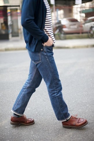 Wie blaue Jeans mit blauen Pullovers zu kombinieren – 272 Smart-Casual Herren Outfits warm Wetter: Kombinieren Sie einen blauen Pullover mit blauen Jeans für ein Alltagsoutfit, das Charakter und Persönlichkeit ausstrahlt. Setzen Sie bei den Schuhen auf die klassische Variante mit braunen Leder Derby Schuhen.