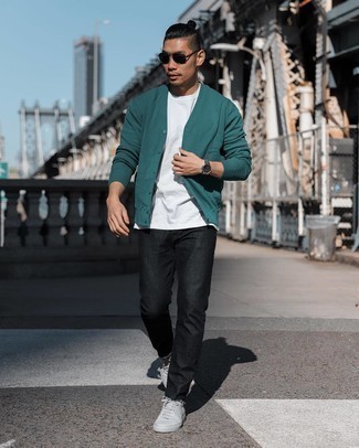 Dunkelgrüne Strickjacke kombinieren – 171 Herren Outfits: Entscheiden Sie sich für eine dunkelgrüne Strickjacke und schwarzen Jeans für ein sonntägliches Mittagessen mit Freunden. Fühlen Sie sich mutig? Wählen Sie weißen Leder niedrige Sneakers.