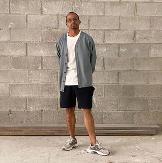 30 Jährige: Shorts kombinieren – 500+ Herren Outfits warm Wetter: Kombinieren Sie eine graue Strickjacke mit Shorts für einen bequemen Alltags-Look. Suchen Sie nach leichtem Schuhwerk? Entscheiden Sie sich für grauen Sportschuhe für den Tag.