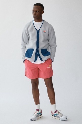 Rosa Shorts kombinieren – 97 Herren Outfits: Für ein bequemes Couch-Outfit, kombinieren Sie eine graue Fleece-Strickjacke mit rosa Shorts. Fühlen Sie sich ideenreich? Entscheiden Sie sich für grauen Sportschuhe.