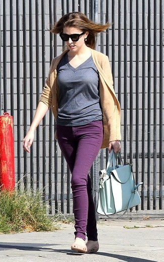 Anna Kendrick trägt beige Strickjacke, dunkelgraues T-Shirt mit einem V-Ausschnitt, lila enge Jeans, beige Gummi Ballerinas