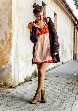 Olivgrüne Schnürstiefeletten aus Leder kombinieren – 2 Damen Outfits: Wenn Sie einen auffälligen Casual-Look erhalten müssen, bleiben eine dunkelbraune Strick Strickjacke und ein orange Trägerkleid ein Klassiker. Fühlen Sie sich mutig? Vervollständigen Sie Ihr Outfit mit olivgrünen Schnürstiefeletten aus Leder.