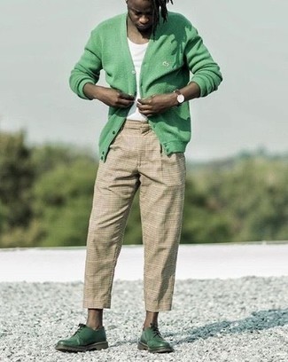 Grüne Strickjacke kombinieren – 26 Herren Outfits: Kombinieren Sie eine grüne Strickjacke mit einer beige Chinohose mit Karomuster für einen bequemen Alltags-Look. Fügen Sie dunkelgrünen Leder Derby Schuhe für ein unmittelbares Style-Upgrade zu Ihrem Look hinzu.