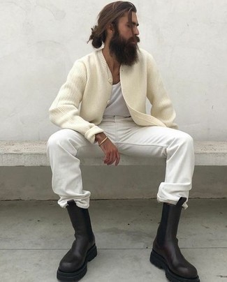 Beige Strickjacke kombinieren – 377 Herren Outfits: Vereinigen Sie eine beige Strickjacke mit weißen Jeans, um mühelos alles zu meistern, was auch immer der Tag bringen mag. Fühlen Sie sich mutig? Ergänzen Sie Ihr Outfit mit schwarzen Chelsea Boots aus Leder.