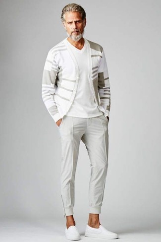 Weißes T-Shirt mit einem V-Ausschnitt kombinieren – 318 Herren Outfits: Für ein bequemes Couch-Outfit, kombinieren Sie ein weißes T-Shirt mit einem V-Ausschnitt mit einer grauen Jogginghose. Fühlen Sie sich ideenreich? Entscheiden Sie sich für weißen Slip-On Sneakers aus Segeltuch.