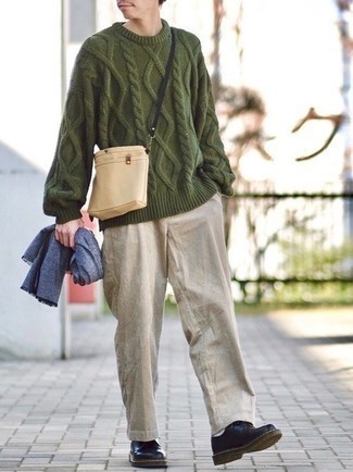 Dunkelblauen Schal kombinieren – 500+ Herren Outfits: Kombinieren Sie einen olivgrünen Strickpullover mit einem dunkelblauen Schal für einen entspannten Wochenend-Look. Fühlen Sie sich ideenreich? Komplettieren Sie Ihr Outfit mit dunkelblauen Leder Derby Schuhen.
