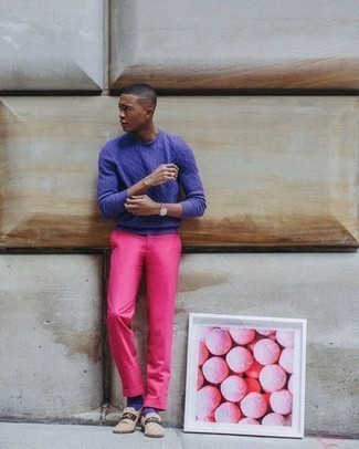 Rosa Chinohose kombinieren – 119 Herren Outfits: Kombinieren Sie einen violetten Strickpullover mit einer rosa Chinohose für ein Alltagsoutfit, das Charakter und Persönlichkeit ausstrahlt. Putzen Sie Ihr Outfit mit hellbeige Wildleder Slippern.
