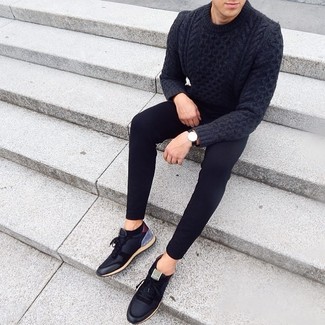 Schwarze niedrige Sneakers kombinieren – 500+ Herren Outfits: Die Vielseitigkeit von einem dunkelgrauen Strickpullover und schwarzen engen Jeans machen sie zu einer lohnenswerten Investition. Dieses Outfit passt hervorragend zusammen mit schwarzen niedrigen Sneakers.