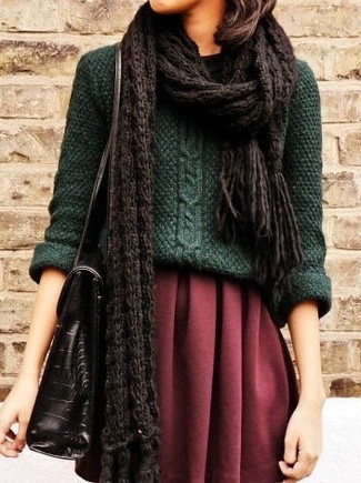 Dunkelbraunen Schal kombinieren – 87 Damen Outfits: Tragen Sie einen dunkelgrünen Strickpullover zu einem dunkelbraunen Schal, um ein entspanntes Outfit zu schaffen.