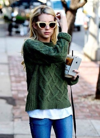 Dunkelgrünen Pullover kombinieren – 151 Damen Outfits: Möchten Sie ein müheloses Freizeit-Outfit kreieren, ist die Kombination aus einem dunkelgrünen Pullover und blauen engen Jeans ganz prima.