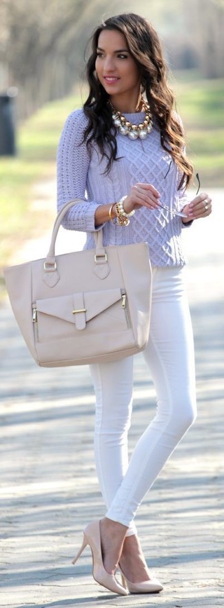 Weiße Jeans kombinieren – 571+ Damen Outfits: Die Paarung aus einem hellvioletten Strickpullover und weißen Jeans bietet die optimale Balance zwischen legerem Tomboy-Look und zeitgenössische Stil. Komplettieren Sie Ihr Outfit mit hellbeige Leder Pumps.