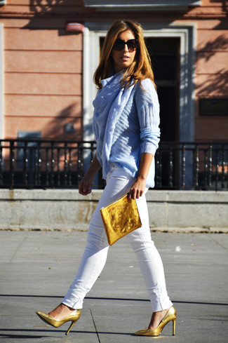 Weiße Jeans kombinieren – 571+ Damen Outfits: Diese Kombination aus einem hellblauen Strickpullover und weißen Jeans schafft die gelungene Balance zwischen legerem Trend-Look und zeitgenössische Stil. Vervollständigen Sie Ihr Look mit goldenen Leder Pumps.