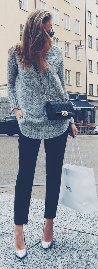 Silberne Leder Pumps kombinieren – 126 Smart-Casual Damen Outfits: Kombinieren Sie einen grauen Strickpullover mit einer schwarzen Anzughose, um einen modernen Freizeit-Look zu erzielen. Vervollständigen Sie Ihr Look mit silbernen Leder Pumps.