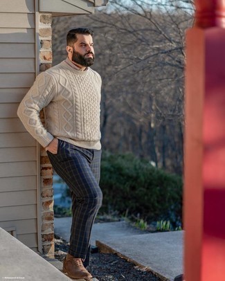 Welche Hosen mit brauner Schuhe zu tragen – 500+ Smart-Casual Herren Outfits: Vereinigen Sie einen hellbeige Strickpullover mit einer Hose für ein großartiges Wochenend-Outfit. Fühlen Sie sich mutig? Komplettieren Sie Ihr Outfit mit braunen Wildleder Brogues.