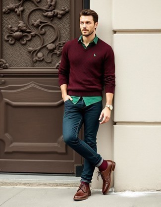 dunkelroter Strickpullover, dunkelgrünes Langarmhemd, dunkelblaue Jeans, braune Leder Brogues für Herren