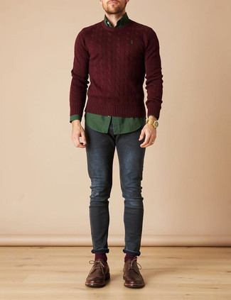 dunkelroter Strickpullover, dunkelgrünes Langarmhemd, dunkelblaue Jeans, braune Leder Brogues für Herren