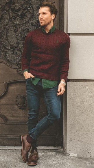 Roten Strickpullover kombinieren – 56 Herren Outfits: Vereinigen Sie einen roten Strickpullover mit dunkelblauen Jeans für einen bequemen Alltags-Look. Entscheiden Sie sich für braunen Leder Brogues, um Ihr Modebewusstsein zu zeigen.
