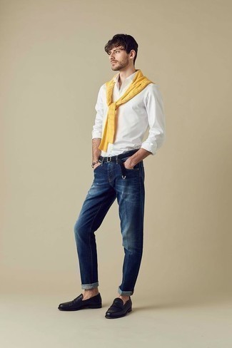 Gelben Strickpullover kombinieren – 31 Herren Outfits: Arbeitsreiche Tage verlangen nach einem einfachen, aber dennoch stylischen Outfit, wie zum Beispiel ein gelber Strickpullover und dunkelblaue Jeans. Schwarze Leder Slipper bringen Eleganz zu einem ansonsten schlichten Look.