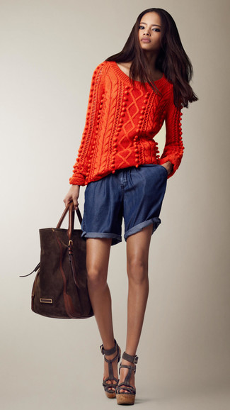 Keilsandaletten aus Wildleder kombinieren – 64 Damen Outfits: Um einen schlichten aber stylischen Look zu erreichen, entscheiden Sie sich für einen orange Strickpullover und dunkelblauen Jeansshorts. Keilsandaletten aus Wildleder fügen sich nahtlos in einer Vielzahl von Outfits ein.