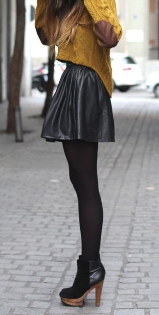 Senf Strickpullover kombinieren – 11 Damen Outfits: Erwägen Sie das Tragen von einem senf Strickpullover und einem schwarzen Skaterrock aus Leder, um einen stilsicheren Freizeit-Look zu zaubern. Schwarze Wildleder Stiefeletten sind eine perfekte Wahl, um dieses Outfit zu vervollständigen.