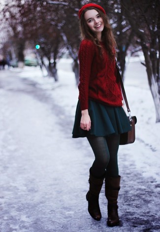 Rote Satchel-Tasche aus Leder kombinieren – 123 Damen Outfits: Probieren Sie die Paarung aus einem roten Strickpullover und einer roten Satchel-Tasche aus Leder - mehr brauchen Sie nicht, um ein perfektes entspanntes Trend-Outfit zu schaffen. Fühlen Sie sich mutig? Vervollständigen Sie Ihr Outfit mit dunkelbraunen kniehohe Stiefeln aus Leder.