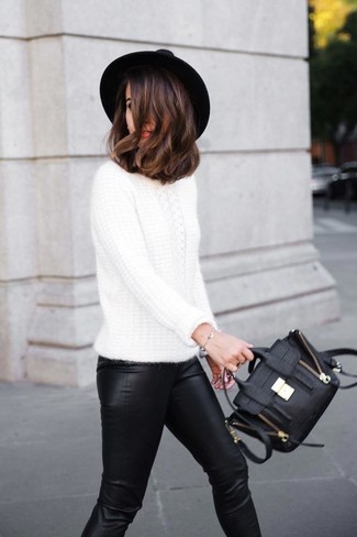 Schwarze enge Hose aus Leder kombinieren – 141 Smart-Casual Damen Outfits warm Wetter: Paaren Sie einen weißen Strickpullover mit einer schwarzen enger Hose aus Leder, um einen glamurösen Look zu erzielen.