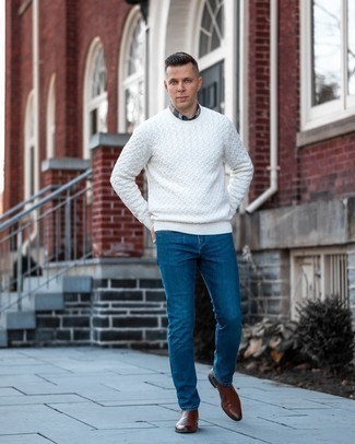 Braune Chelsea Boots aus Leder kombinieren – 500+ Herren Outfits: Kombinieren Sie einen weißen Strickpullover mit dunkelblauen Jeans für ein großartiges Wochenend-Outfit. Heben Sie dieses Ensemble mit braunen Chelsea Boots aus Leder hervor.