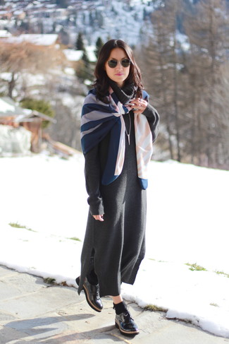 Dunkelblauen und weißen bedruckten Schal kombinieren – 31 Damen Outfits: Sie möchten den mühelosen Freizeit-Stil perfektionieren? Probieren Sie diese Kombi aus einem dunkelgrauen Sweatkleid und einem dunkelblauen und weißen bedruckten Schal. Fügen Sie schwarzen Leder Oxford Schuhe für ein unmittelbares Style-Upgrade zu Ihrem Look hinzu.