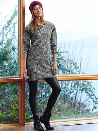 Graues Sweatkleid kombinieren – 102 Damen Outfits: Ein graues Sweatkleid und schwarze Lederleggings sind unverzichtbar in jeder Wochenend-Garderobe. Vervollständigen Sie Ihr Look mit schwarzen Leder Stiefeletten.