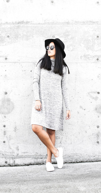 Sweatkleid kombinieren – 345 Damen Outfits: Tragen Sie ein Sweatkleid für einen Freizeit-Look, der, Charme und Persönlichkeit ausstrahlt. Fühlen Sie sich ideenreich? Entscheiden Sie sich für weißen Slip-On Sneakers.