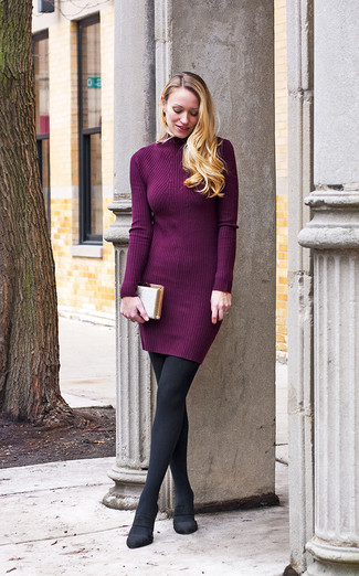 Hellviolettes Sweatkleid kombinieren – 4 Damen Outfits: Erwägen Sie das Tragen von einem hellvioletten Sweatkleid, um vor Casual-Perfektion zu strotzen. Vervollständigen Sie Ihr Look mit schwarzen Wildleder Pumps.