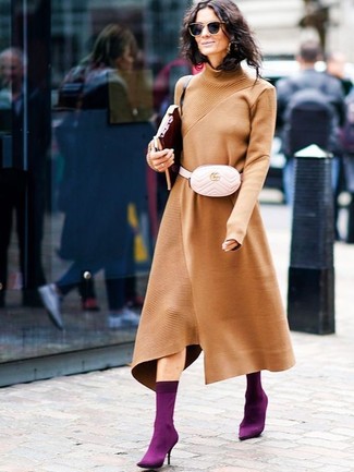 Lila Stiefeletten kombinieren – 24 Damen Outfits: Entscheiden Sie sich für ein rotbraunes Sweatkleid für einen bequemen Look, das außerdem gut zusammen passt. Vervollständigen Sie Ihr Look mit lila Stiefeletten.