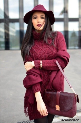 Roten Schal kombinieren – 103 Smart-Casual Damen Outfits: Um einen schönen Alltags-Look zu erhalten, probieren Sie diese Kombination aus einem dunkelroten Strick Sweatkleid und einem roten Schal.