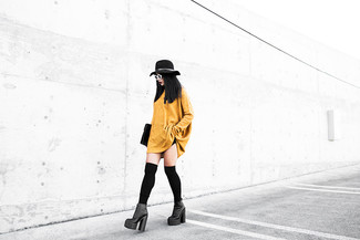 Senf Sweatkleid kombinieren – 8 Damen Outfits: Wahlen Sie ein senf Sweatkleid für ein bequemes Outfit. Schwarze klobige Leder Stiefeletten sind eine kluge Wahl, um dieses Outfit zu vervollständigen.