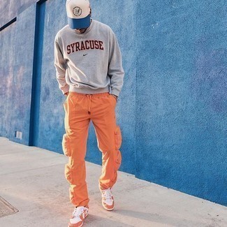 Graues Sweatshirts kombinieren – 500+ Herren Outfits: Kombinieren Sie ein graues Sweatshirts mit einer orange Cargohose, um mühelos alles zu meistern, was auch immer der Tag bringen mag. Vervollständigen Sie Ihr Look mit orange Leder niedrigen Sneakers.
