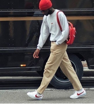 Roten Rucksack kombinieren – 40 Herren Outfits: Für ein bequemes Couch-Outfit, entscheiden Sie sich für ein graues Sweatshirts und einen roten Rucksack. Ergänzen Sie Ihr Outfit mit weißen und roten niedrigen Sneakers, um Ihr Modebewusstsein zu zeigen.