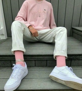 rosa Sweatshirt, mintgrüne Chinohose, weiße Leder niedrige Sneakers, silberne Uhr für Herren