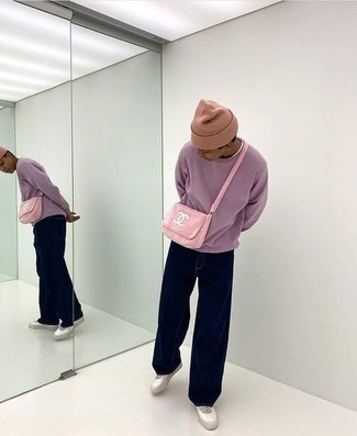 Rosa Segeltuch Umhängetasche kombinieren – 1 Herren Outfits: Entscheiden Sie sich für Komfort in einem hellvioletten Sweatshirt und einer rosa Segeltuch Umhängetasche. Vervollständigen Sie Ihr Outfit mit weißen Segeltuch niedrigen Sneakers, um Ihr Modebewusstsein zu zeigen.