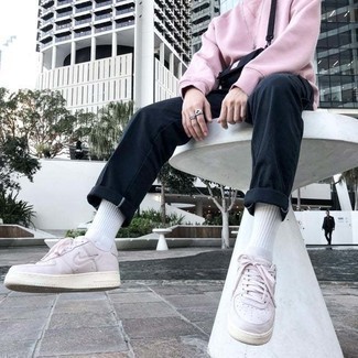 Rosa Sweatshirts kombinieren – 79 Herren Outfits: Tragen Sie ein rosa Sweatshirts und eine schwarze Chinohose, um einen lockeren, aber dennoch stylischen Look zu erhalten. Vervollständigen Sie Ihr Look mit weißen Leder niedrigen Sneakers.