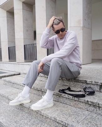 Weiße Leder niedrige Sneakers kombinieren – 500+ Herren Outfits: Tragen Sie ein hellviolettes Sweatshirts und eine graue Chinohose, um mühelos alles zu meistern, was auch immer der Tag bringen mag. Ergänzen Sie Ihr Look mit weißen Leder niedrigen Sneakers.